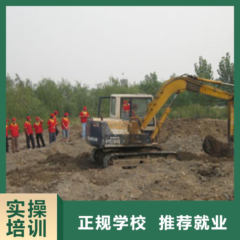 挖掘机培训虎振学校地址手把手教学