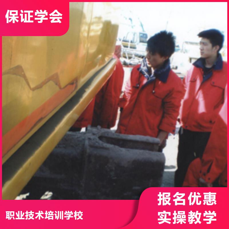 【虎振】课程多样 挖掘机操作,【保定虎振招生电话】技能+学历-职业技术培训学校