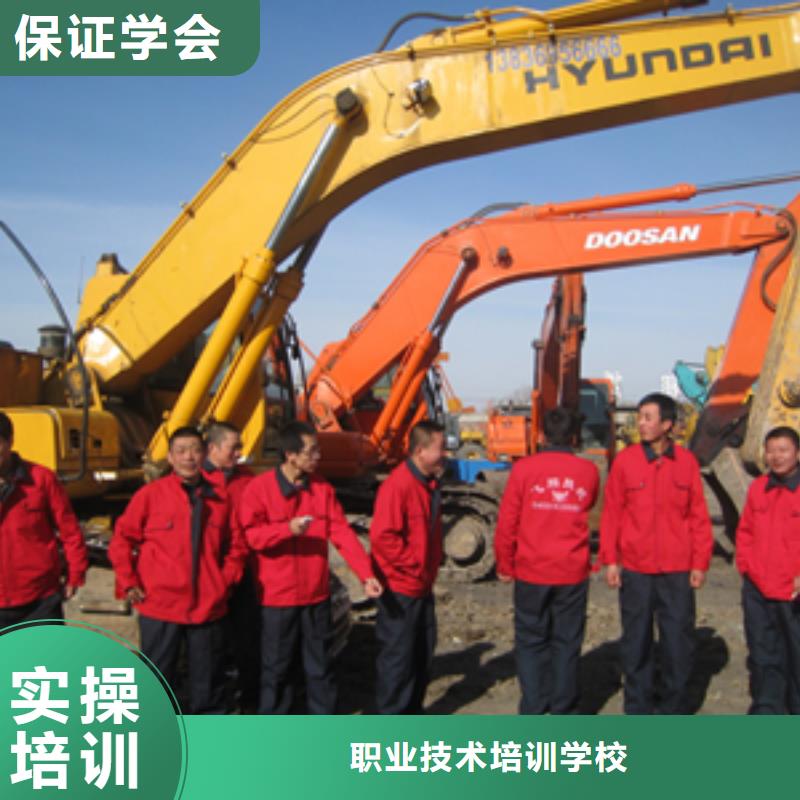 【 挖掘机操作,保定虎振技工学校就业快】