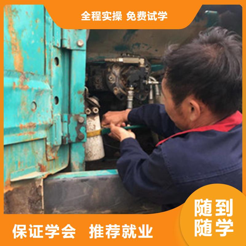 卢龙教学的挖土机技校学挖掘机铙机学费多少钱