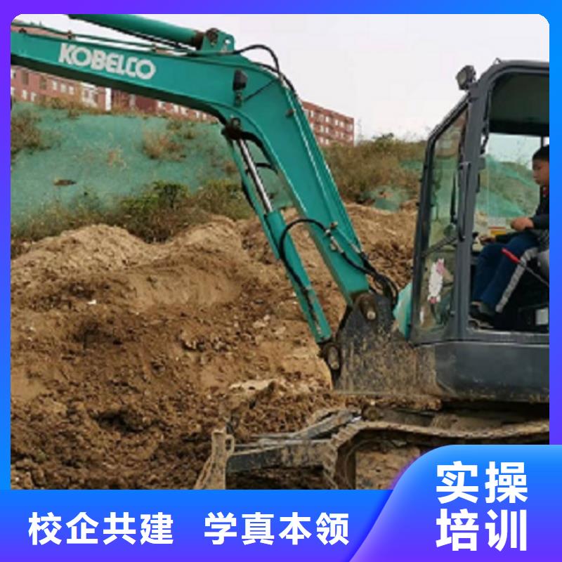 手把手教学挖掘机学校_【学装载机铲车叉车学费多少钱】学真本领